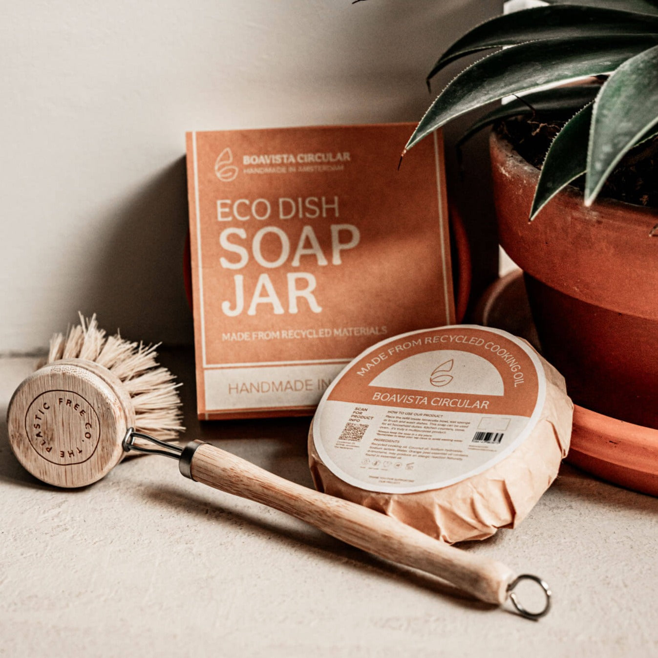 Duurzaam afwasmiddel naast bamboe afwasborstel