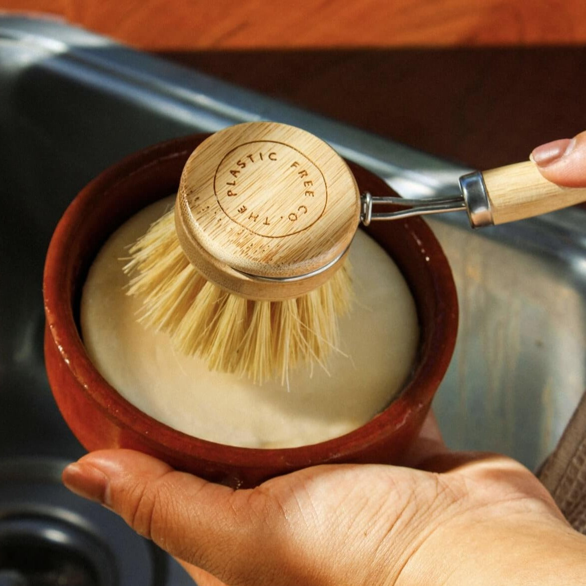 Herbruikbare keramische houder gevuld met afwasmiddel - The Plastic Free Co.