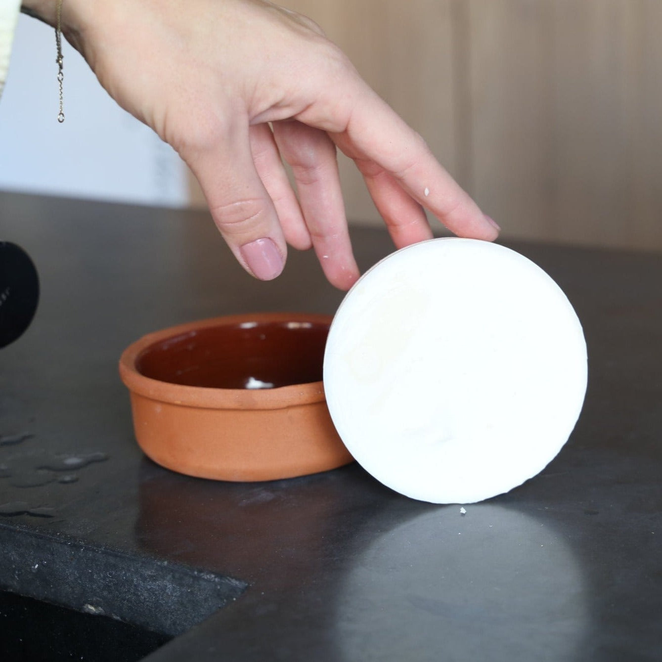 Eco afwasmiddel in keramische navulbare houder op aanrecht