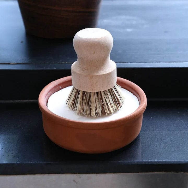 Minimalistische keuken met navulbaar afwasmiddel in terracotta houder